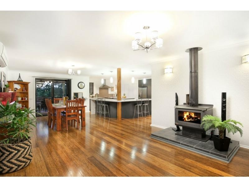 16 Grieve Street, Launching Place VIC 3139