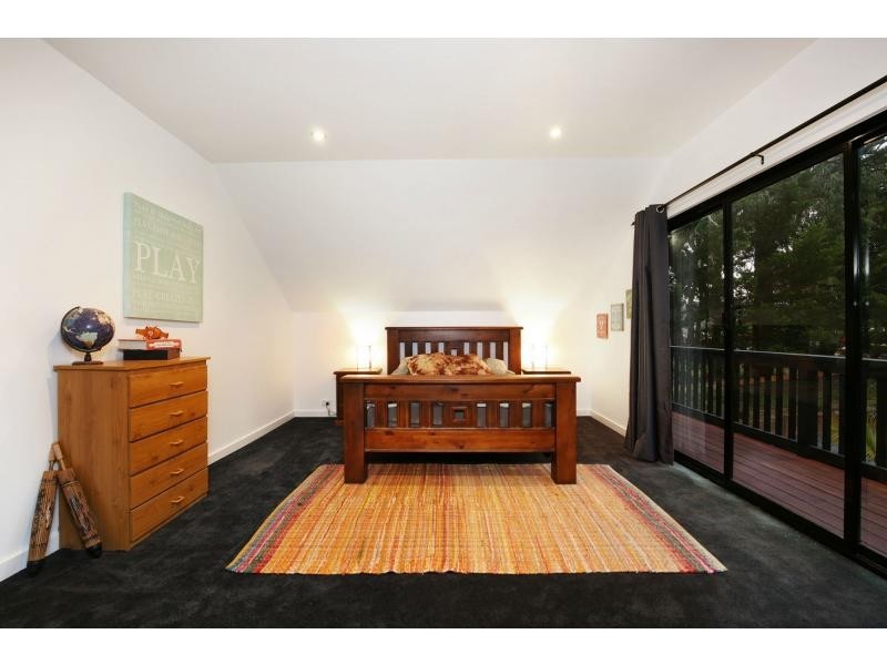 16 Grieve Street, Launching Place VIC 3139