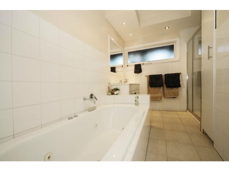 8 California Crescent, Ferntree Gully VIC 3156