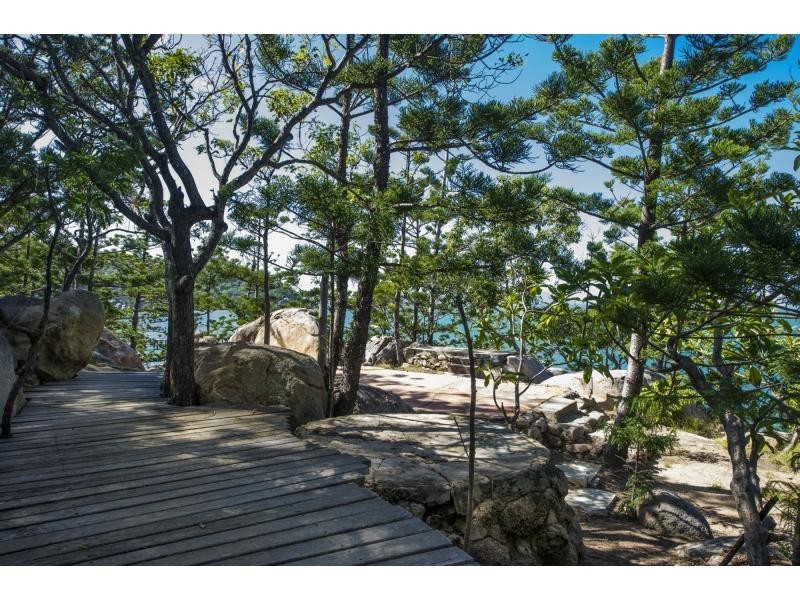 L10 Nobby Headland Picnic Street, Picnic Bay, Magnetic Island QLD 4819