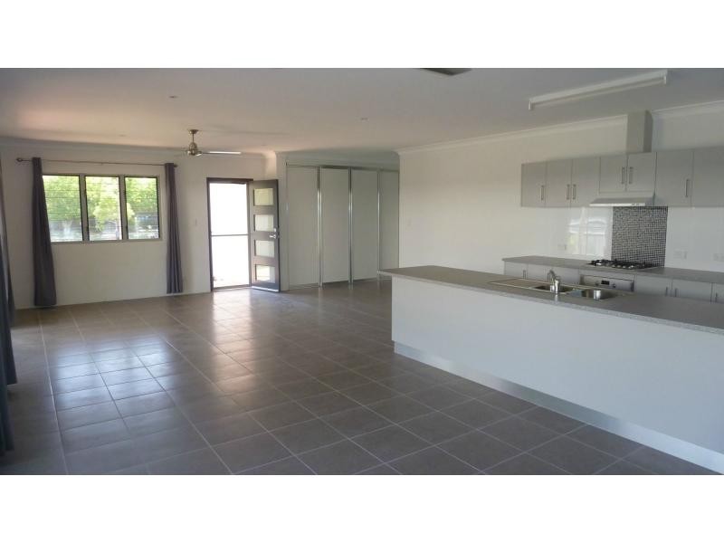 11 Somerset Street, Horseshoe Bay, Magnetic Island QLD 4819