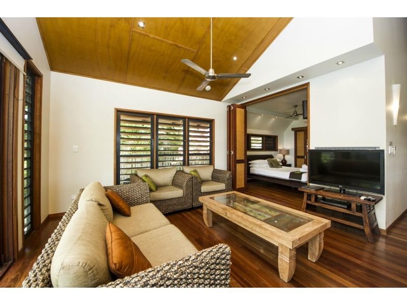 4/9 The Esplanade (Pure Magnetic), Nelly Bay QLD 4819