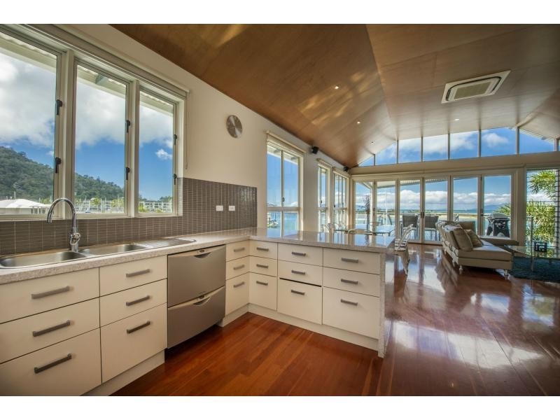 2/6 Terrace Place ‘Water’s Edge’, Nelly Bay QLD 4819