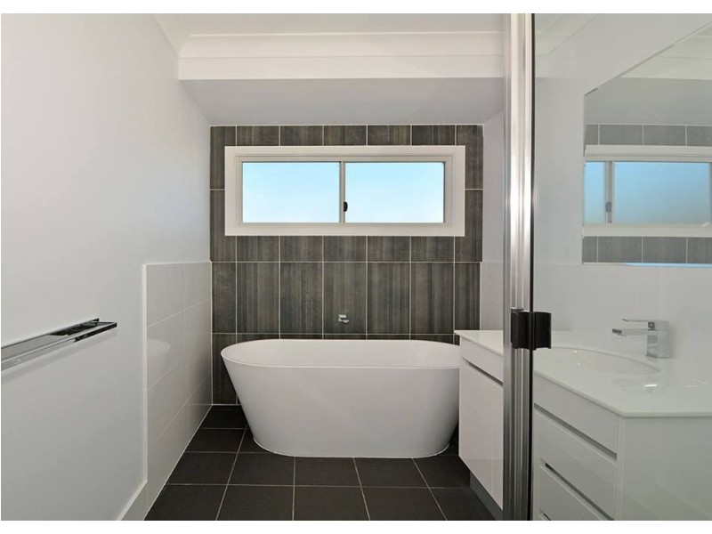 56 Ronaldo Way, Urangan QLD 4655