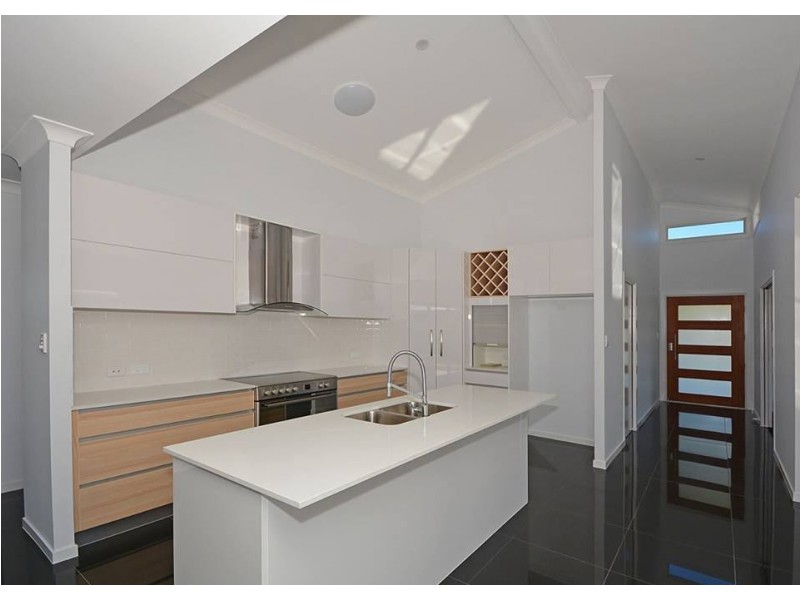 56 Ronaldo Way, Urangan QLD 4655