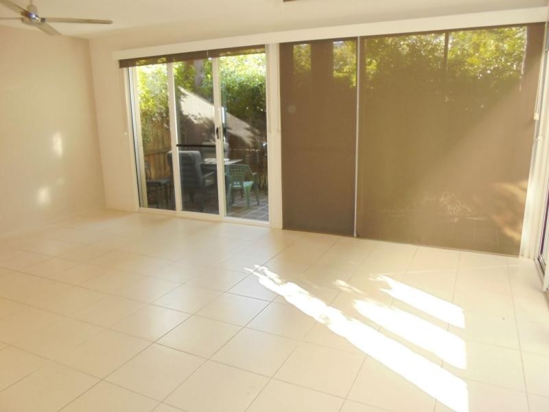 2/8 Hervey Street, Scarness QLD 4655