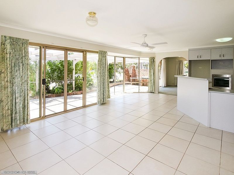 95 Hammond Street, Urangan QLD 4655