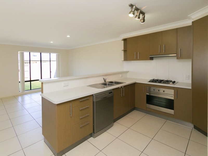 2/12 Endeavour Way, Eli Waters QLD 4655