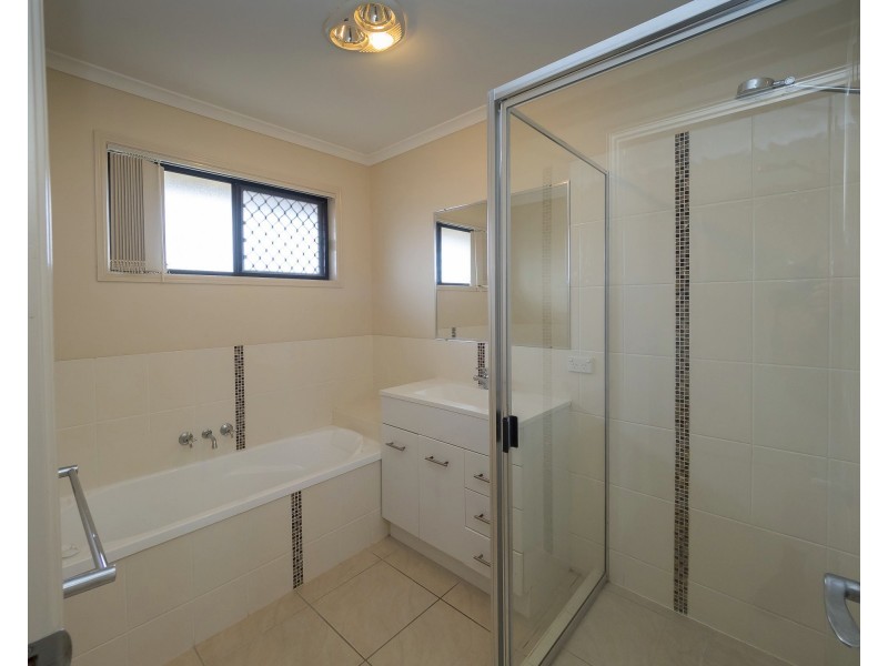 10 Bounty Cct, Eli Waters QLD 4655