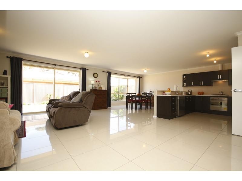 8 Moseley Street, Mansfield Park SA 5012