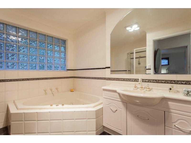 8 Mountain Avenue, Frankston South VIC 3199