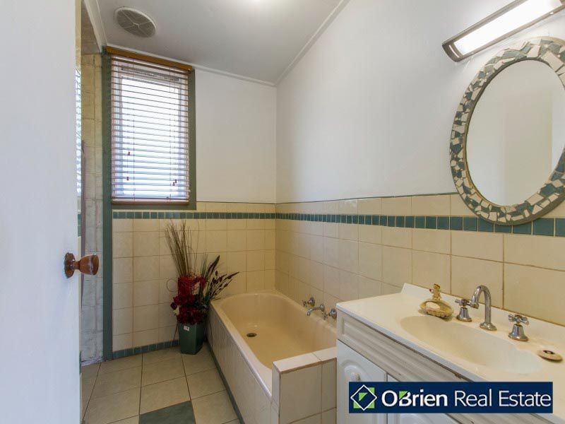 21 Silvertop Crescent, Frankston North VIC 3200