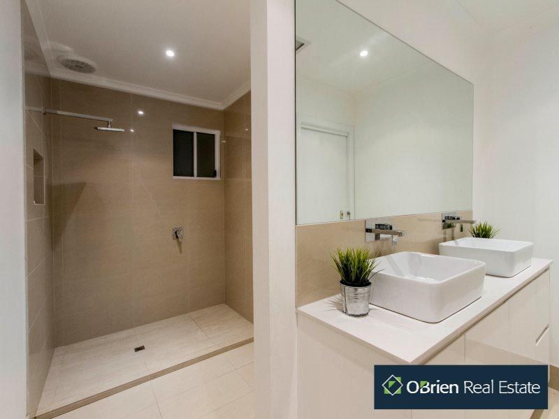 11 Lochiel Avenue, Edithvale VIC 3196
