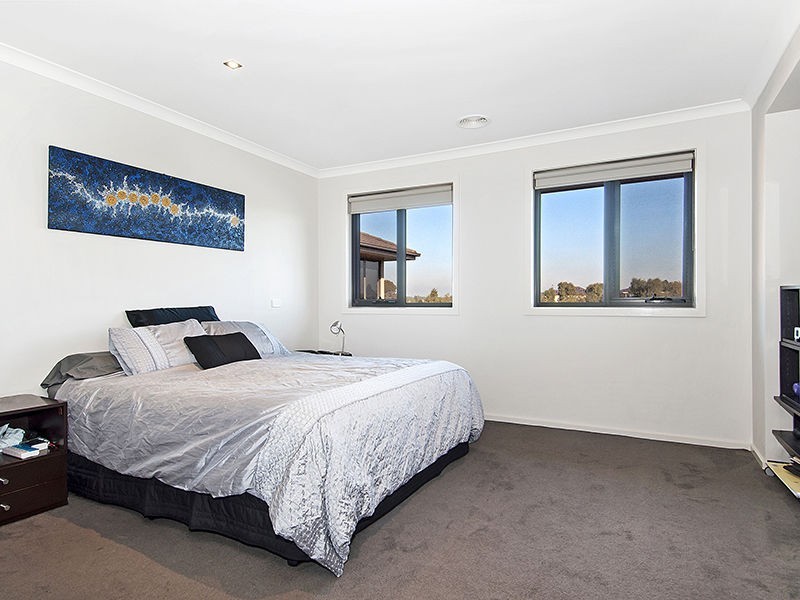 42 Lakeside Drive, Sandhurst VIC 3977