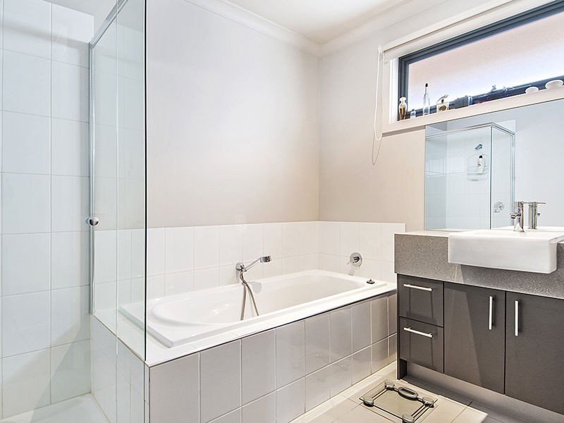 42 Lakeside Drive, Sandhurst VIC 3977