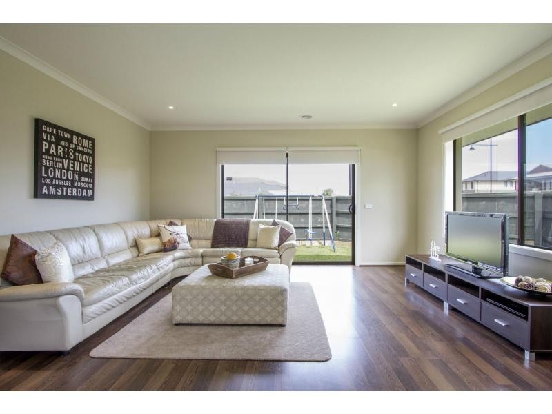 2 Portland Place, Waterways VIC 3195