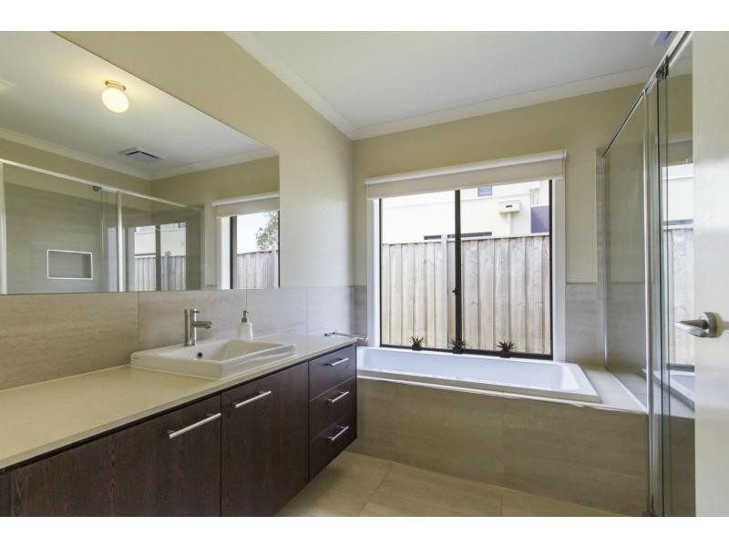 2 Portland Place, Waterways VIC 3195