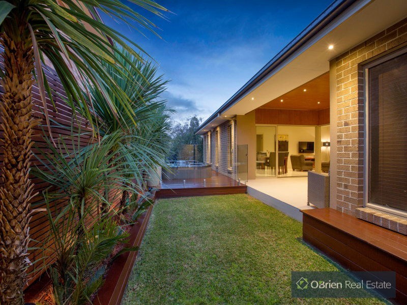 19 Barton Drive, Sandhurst VIC 3977