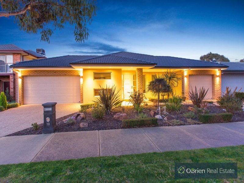 19 Barton Drive, Sandhurst VIC 3977