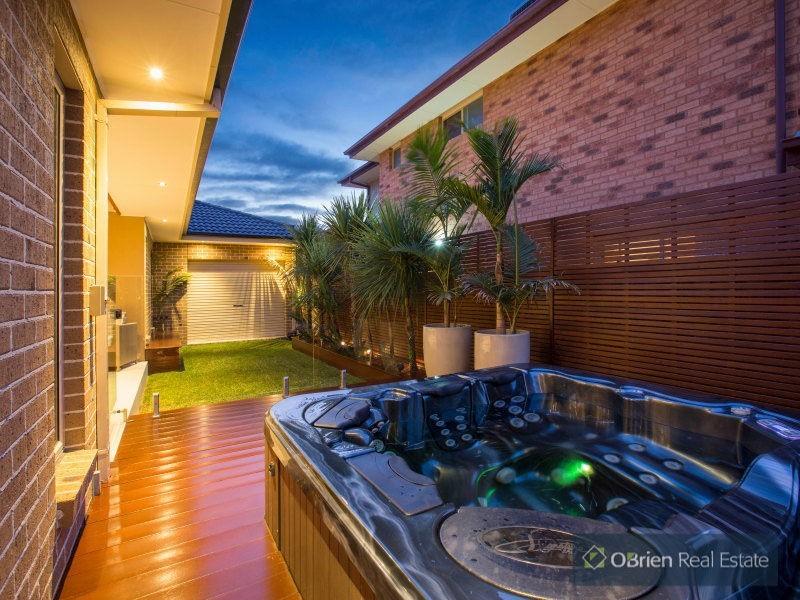 19 Barton Drive, Sandhurst VIC 3977