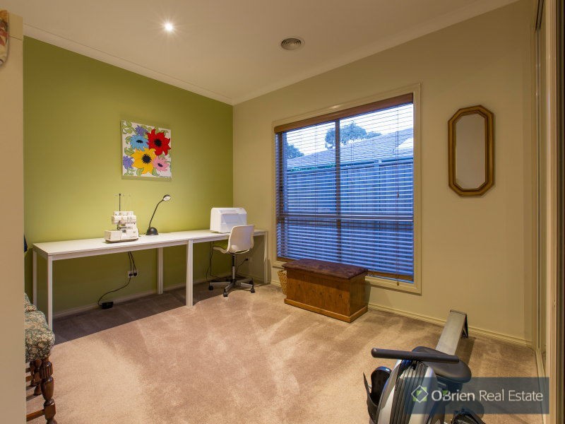 19 Barton Drive, Sandhurst VIC 3977