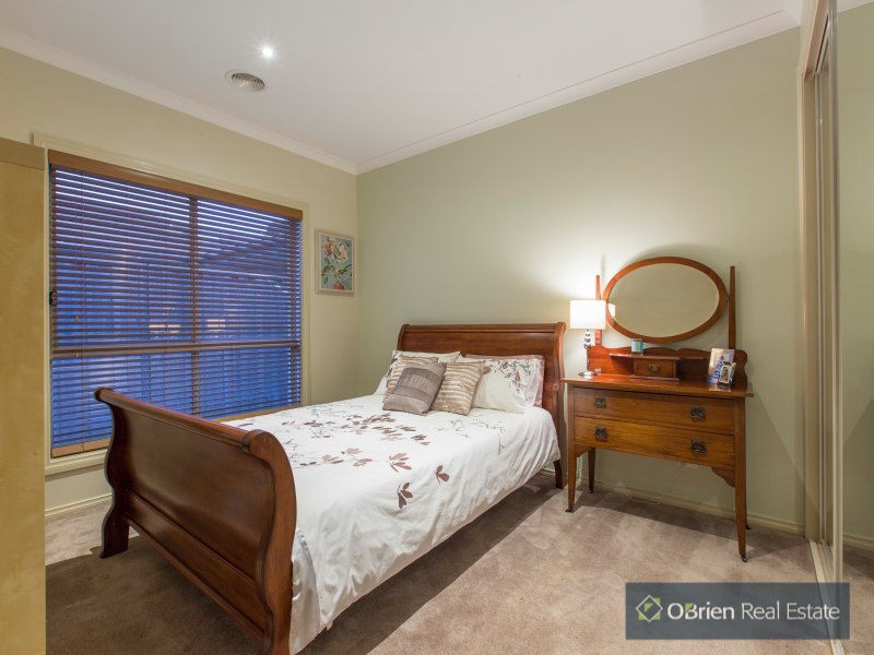 19 Barton Drive, Sandhurst VIC 3977