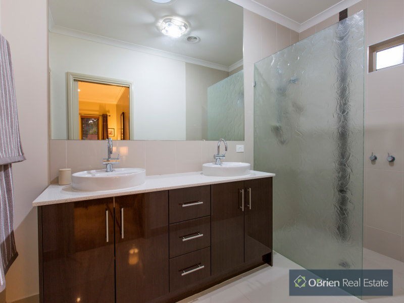 19 Barton Drive, Sandhurst VIC 3977