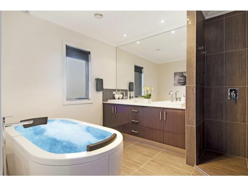 17 Sandarra Boulevard, Sandhurst VIC 3977