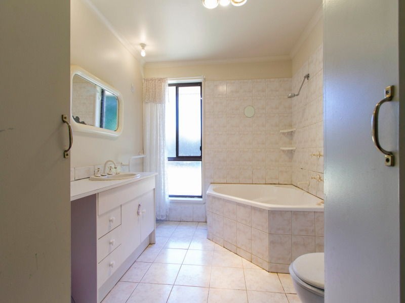 72 Silvertop Crescent, Frankston North VIC 3200