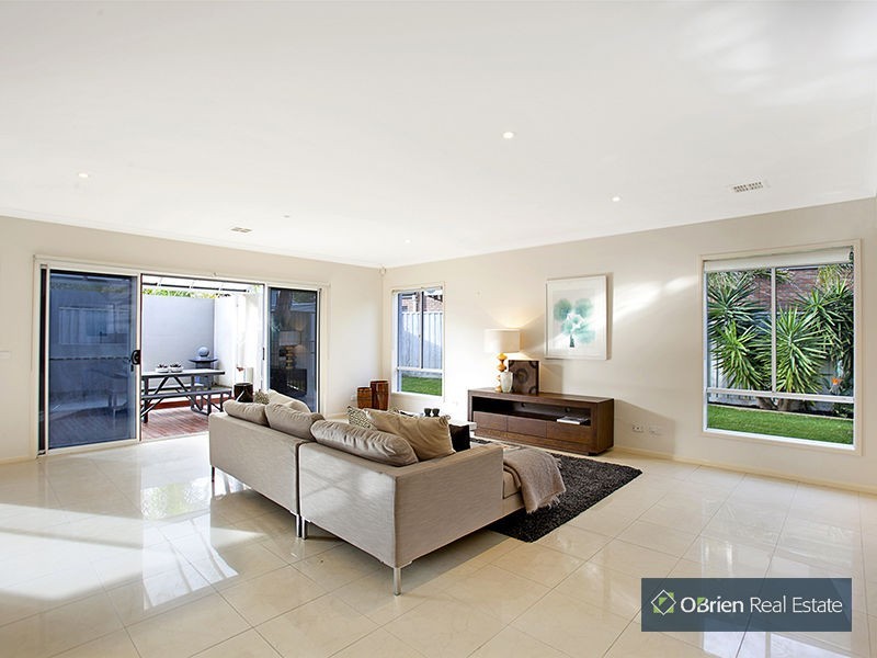 5 Lake King Circle, Waterways VIC 3195