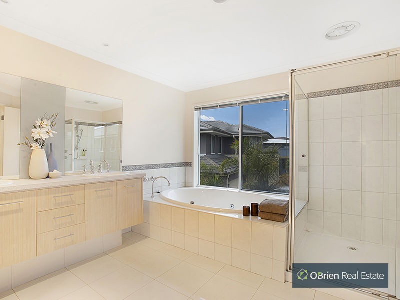 5 Lake King Circle, Waterways VIC 3195