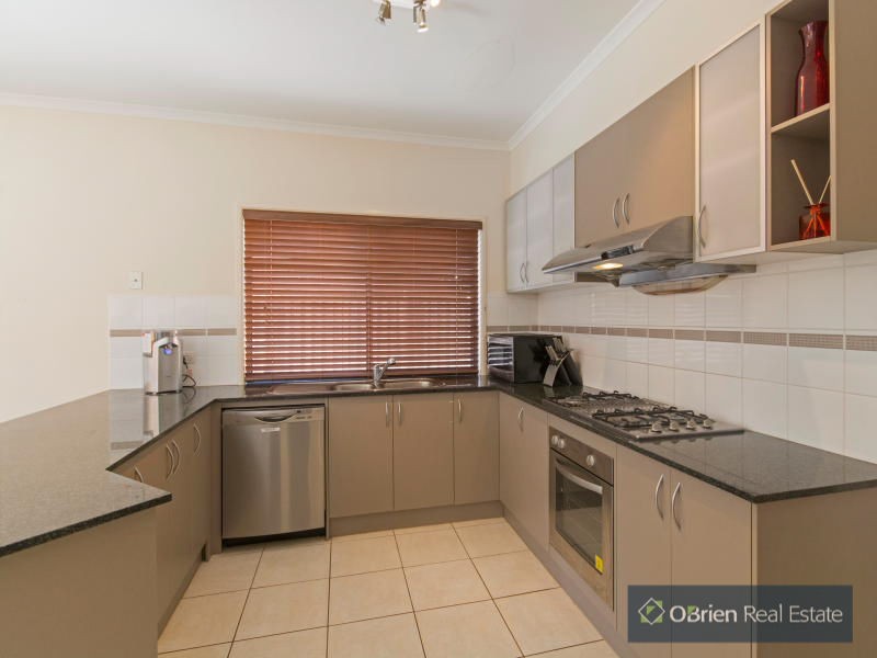 90 Lake View Boulevard, Keysborough VIC 3173