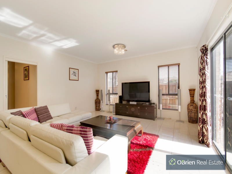 90 Lake View Boulevard, Keysborough VIC 3173