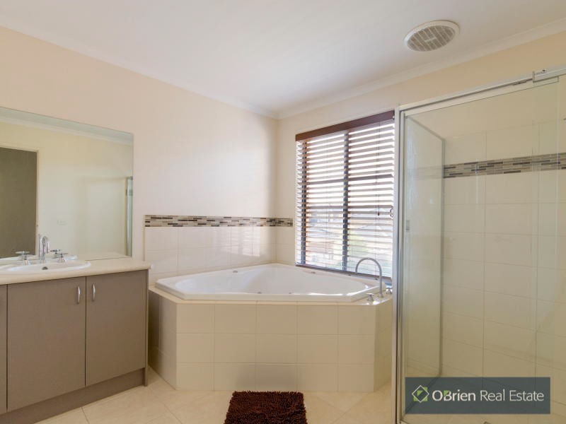 90 Lake View Boulevard, Keysborough VIC 3173