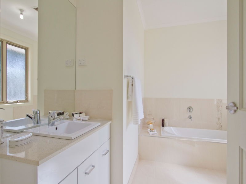 2 Toulon Court, Bonbeach VIC 3196