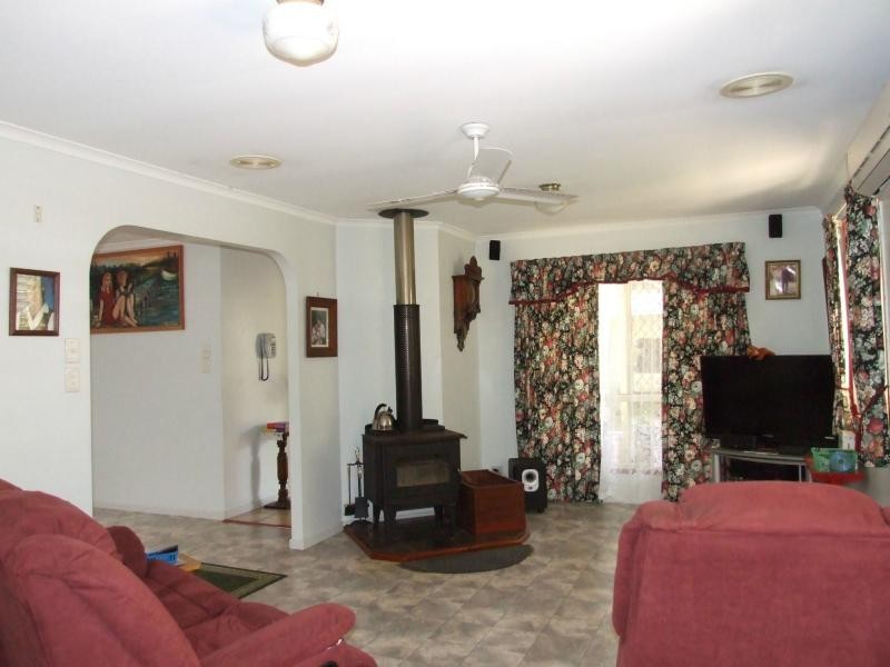 35 Loretto Drive, Oakhurst QLD 4650