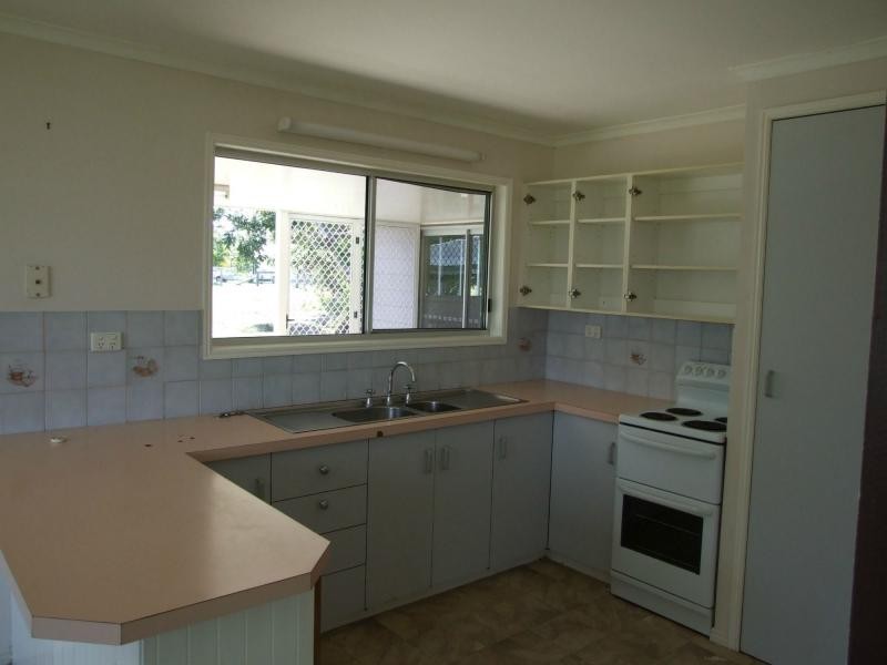 1 Railway Lane, Oakhurst QLD 4650