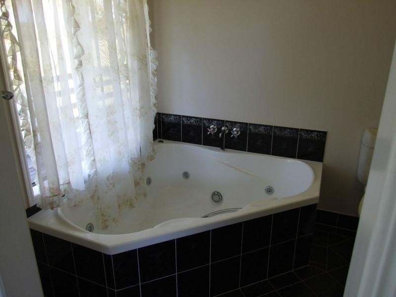 1 Railway Lane, Oakhurst QLD 4650