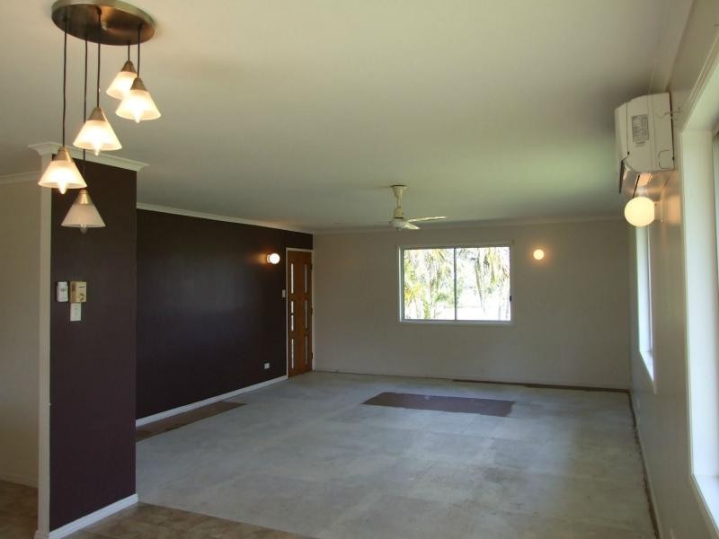 1 Railway Lane, Oakhurst QLD 4650