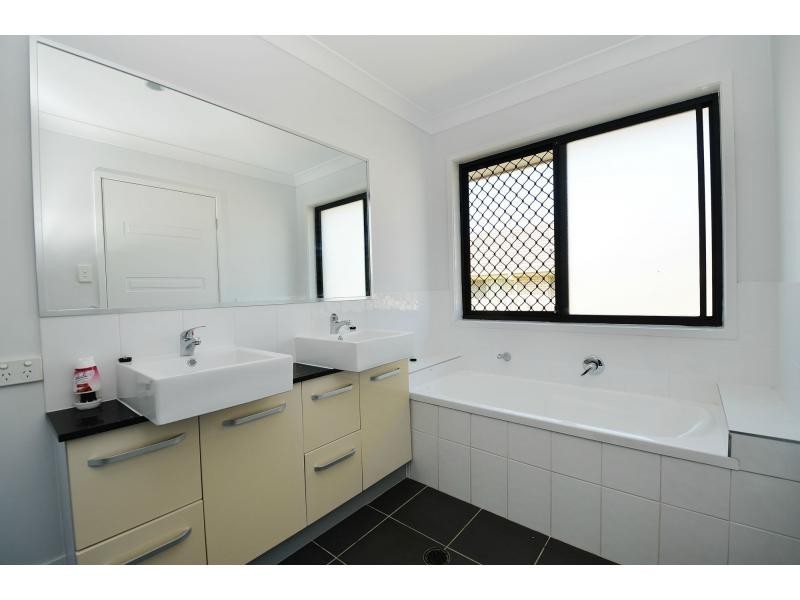 8 Harrier Place, Lowood QLD 4311