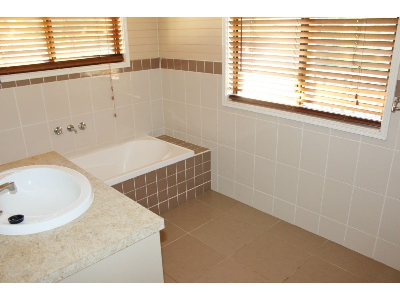 25 Challenge Avenue, Kensington Grove QLD 4341
