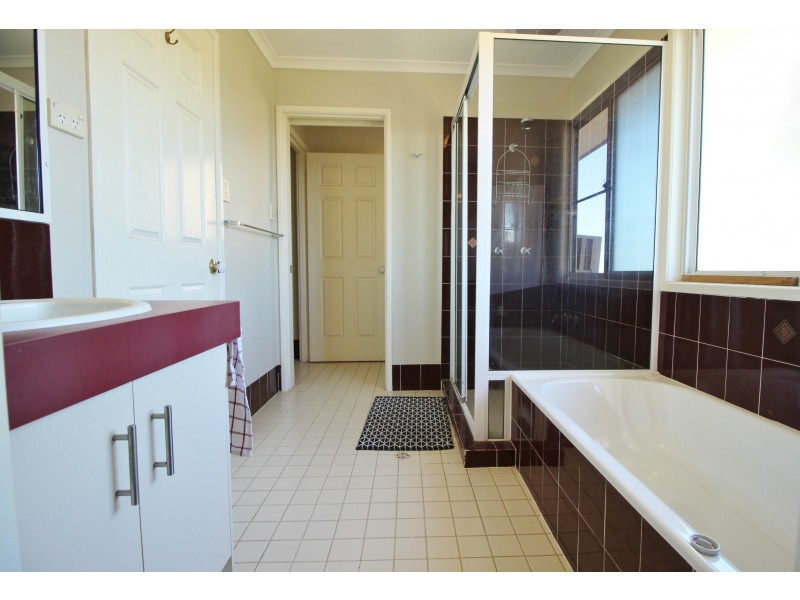 15 Stokes Ct, Summerholm QLD 4341