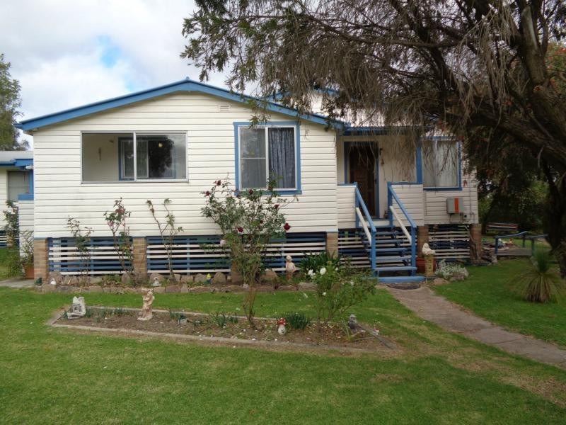 61 Woodlawn Street, Wallangarra QLD 4383
