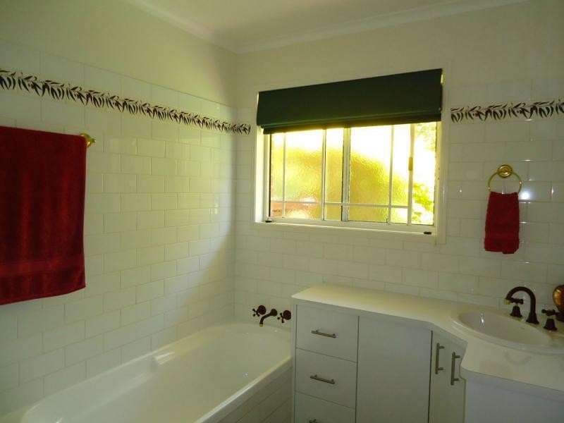 18 Pioneers Parade, Stanthorpe QLD 4380