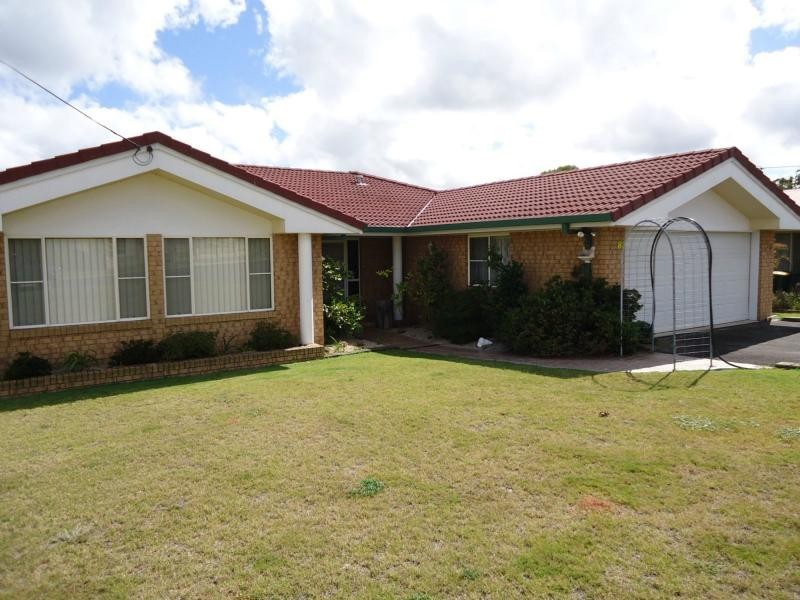 8 Leslie Parade, Stanthorpe QLD 4380