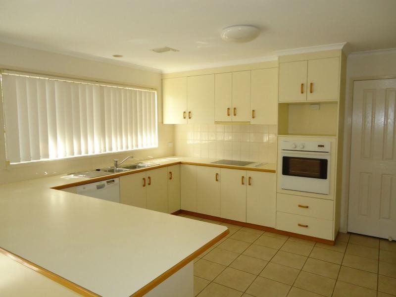 8 Leslie Parade, Stanthorpe QLD 4380