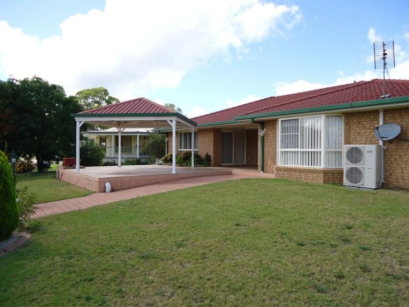 8 Leslie Parade, Stanthorpe QLD 4380