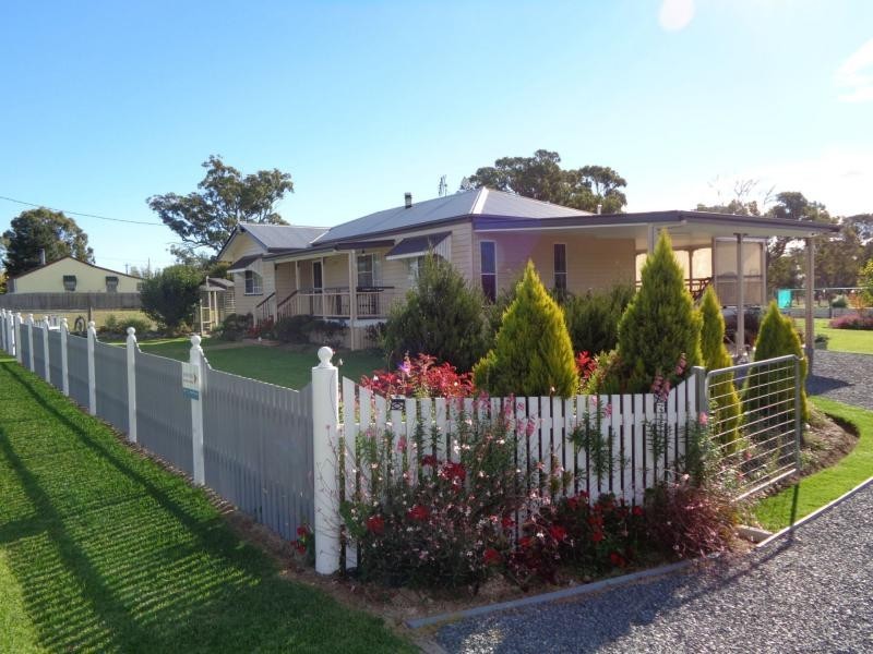 28 Callandoon Street, Wallangarra QLD 4383