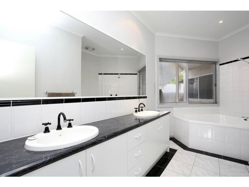 5 Jarryd Crescent, Berwick VIC 3806