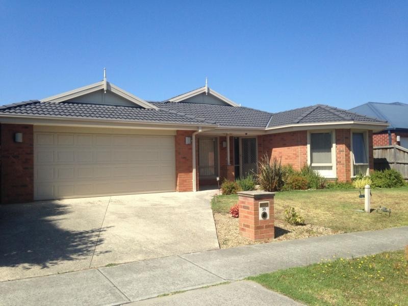 35 Meadowlands Way, Berwick VIC 3806